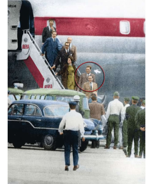 Perón descendiendo del avión en el aeropuerto de Galeão
